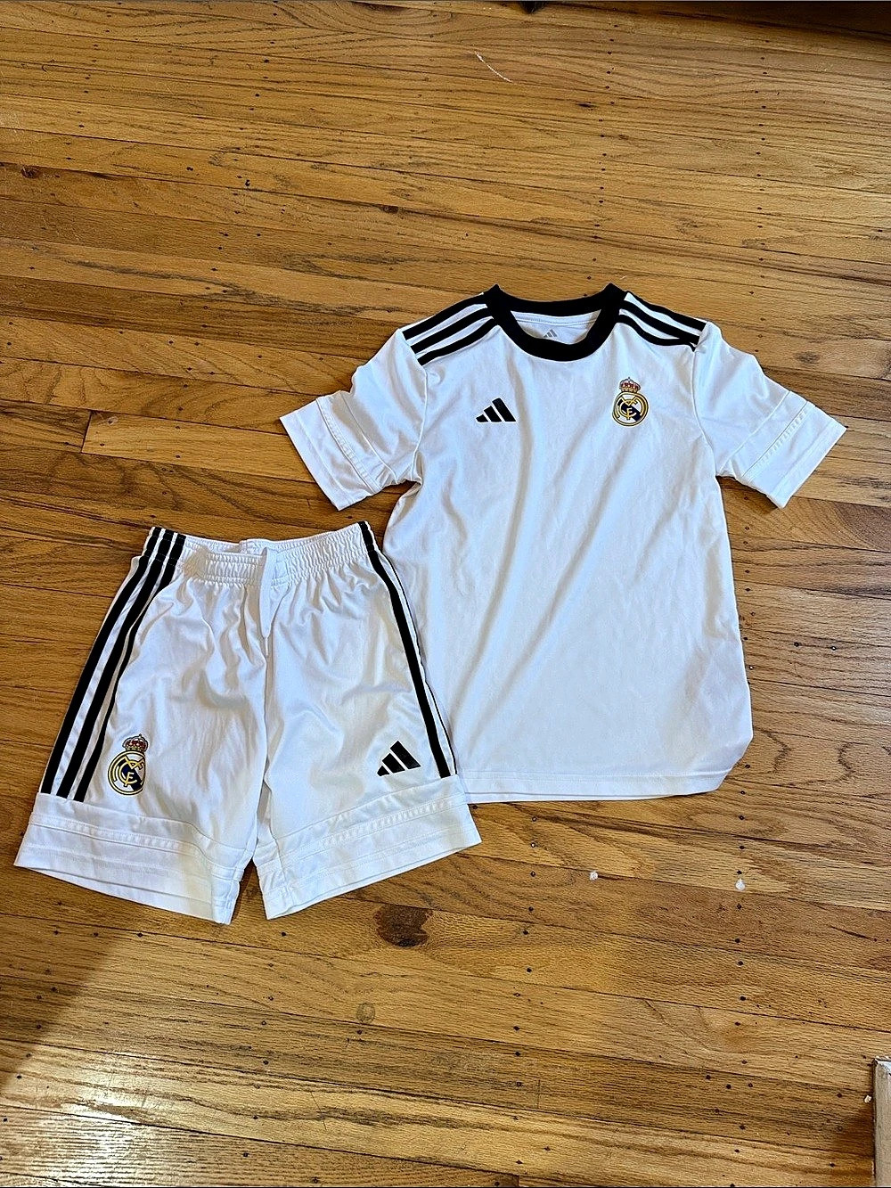 adidas Real Madrid 2023/24 Home Mini Kit White & Black Boys 11-12Y